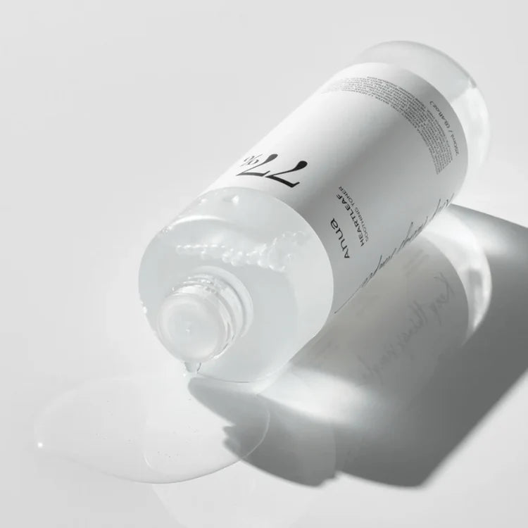 Anua - Heartleaf 77% Soothing Toner liggande pÄ en vit bakgrund.