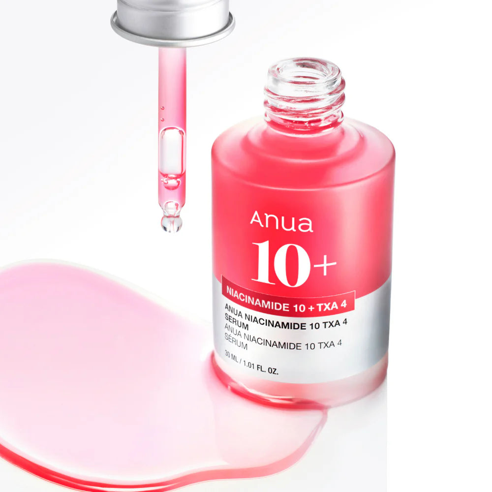 Anua - Niacinamide 10% + TXA 4% Serum droppas pÄ vit bakgrund.