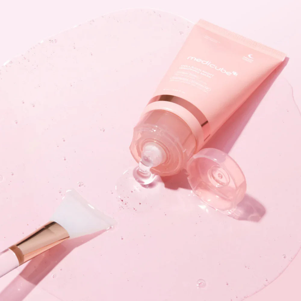 Medicube - Collagen Night Wrapping Mask pÄ en rosa bakgrund.