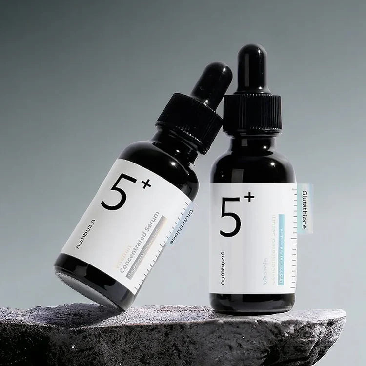 Två Numbuzin - No.5 Vitamin Concentrated Serum på en grå bakgrund.