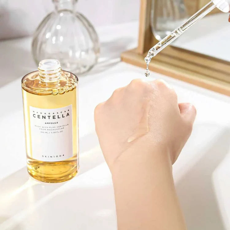 SKIN1004 - Madagascar Centella Ampoule droppas pÄ en hand.