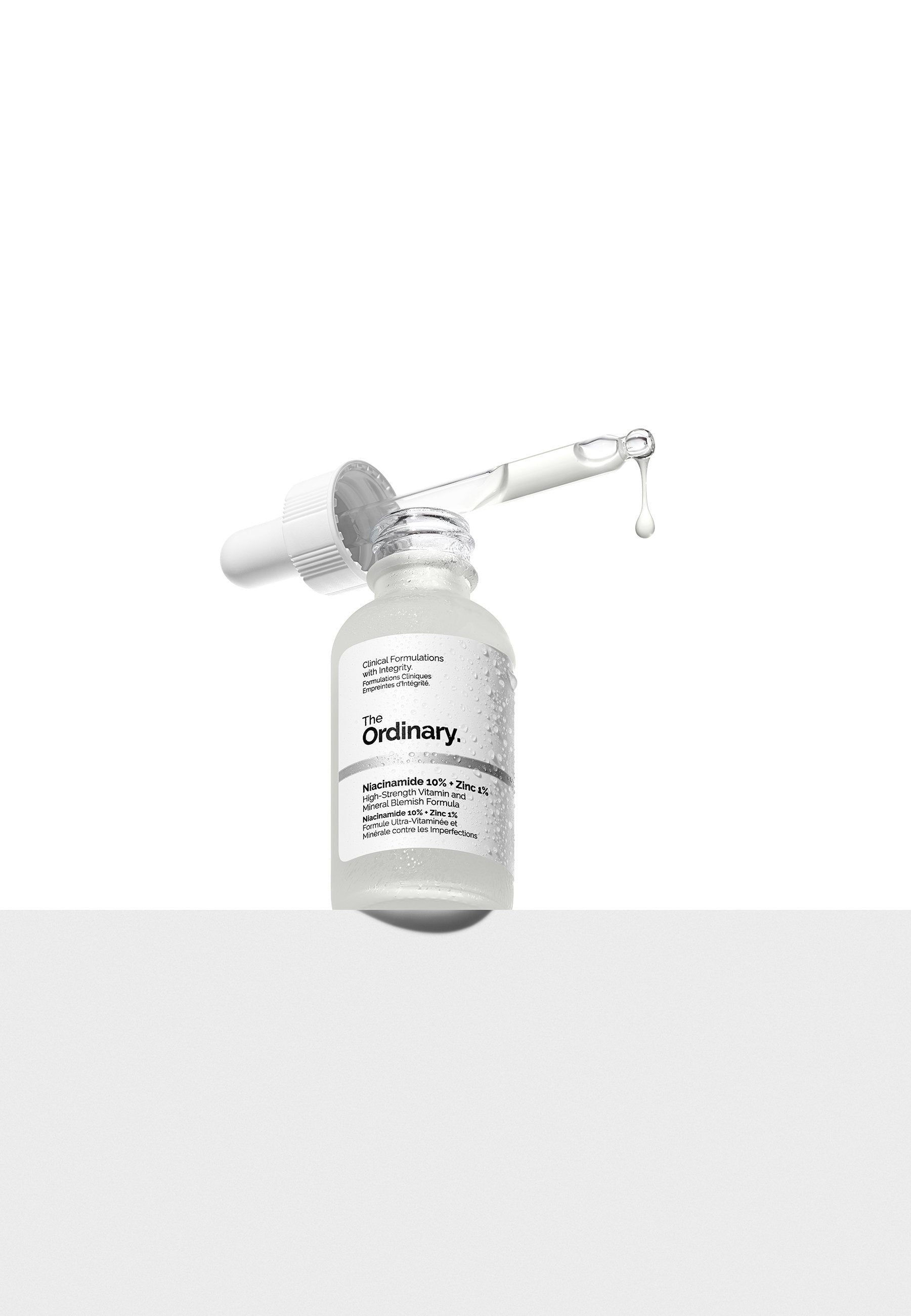 The Ordinary - Niacinamide 10% + Zinc 1% på en vit bakgrund och står på ett bord.