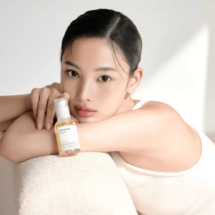 En person håller i Mixsoon - Bean Essence på en vit bakgrund.