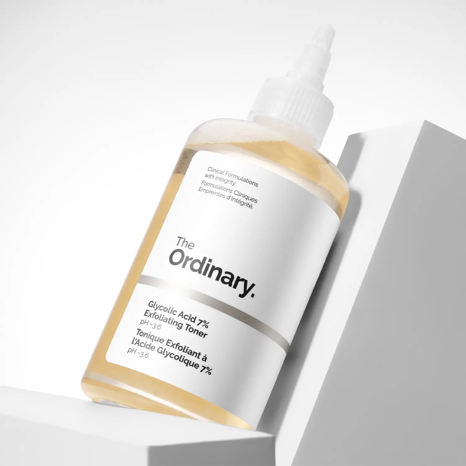 The Ordinary - Glycolic Acid 7% Toning Solution lutar mot en pelare.