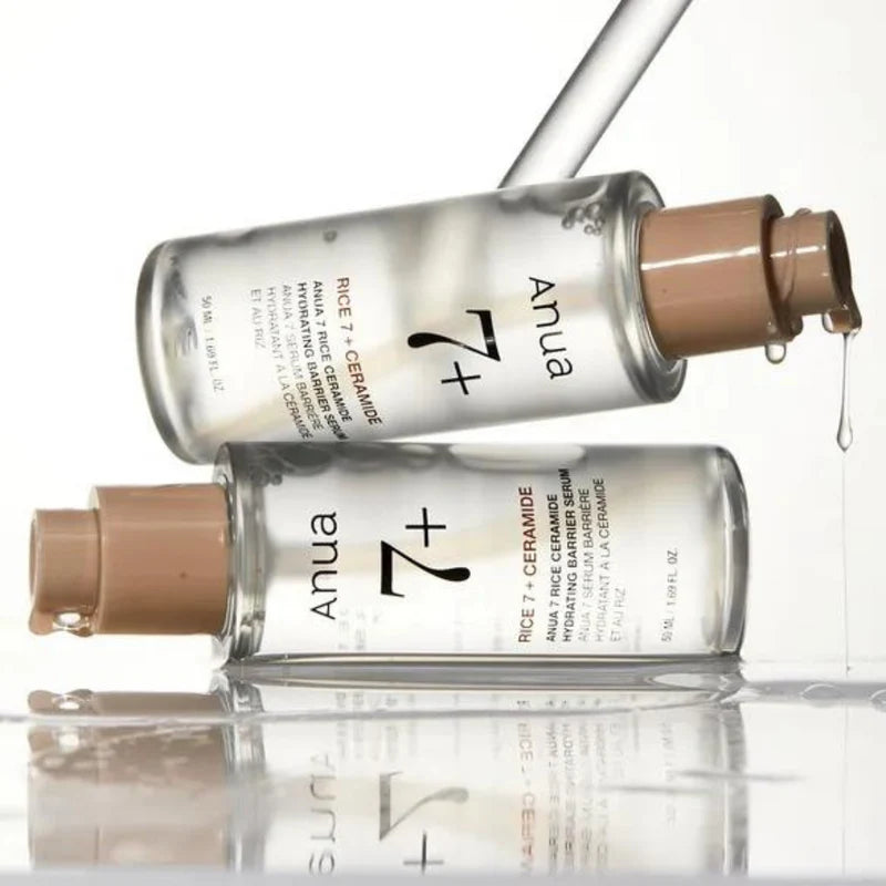 Två Anua Rice 7 Ceramide Hydrating Barrier Serum med 7 ceramider som ligger på varandra där ena läcker serum från produkten.