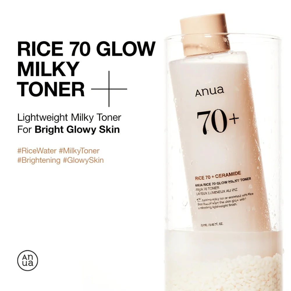 Här är en liten reklambild på Anua Rice 70 Glow Milky Toner, där produkten står i ett glas som är fyllt till en tredjedel med vatten och ris.