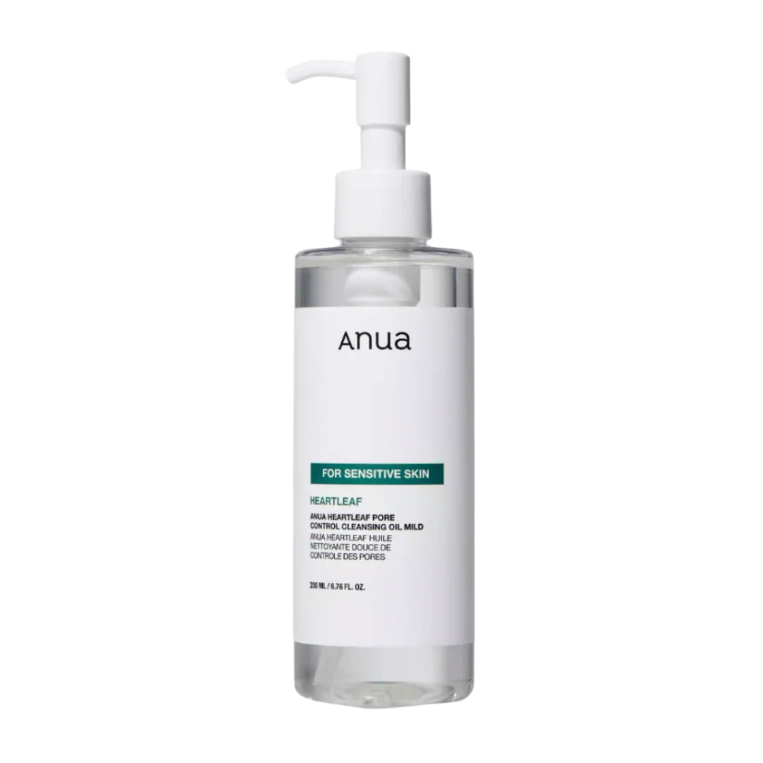 Anua Heartleaf Pore Control Cleansing Oil Mild på en vit bakgrund.
