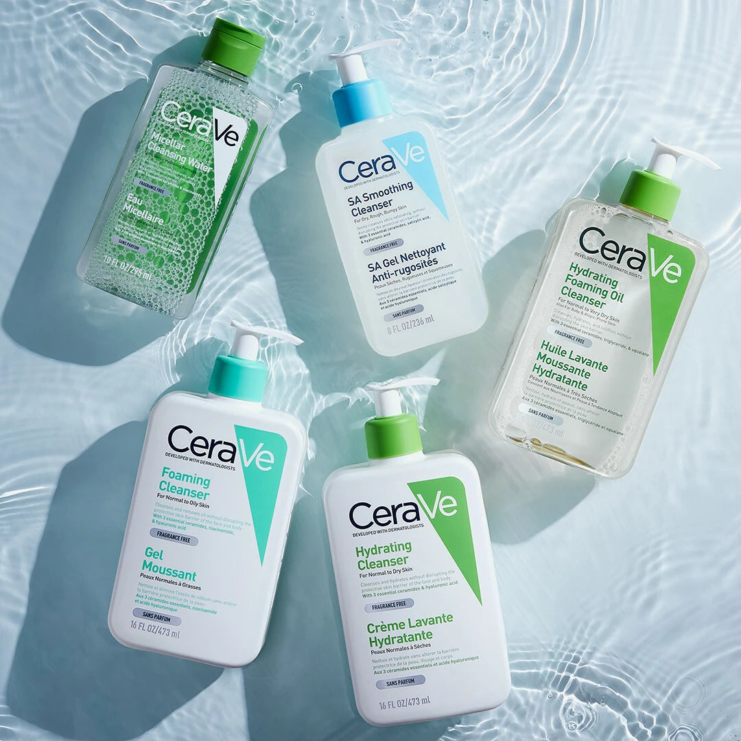CeraVe - Hydrating Cleanser på en vattnig bakgrund tillsammans med andra CeraVe-produkter.