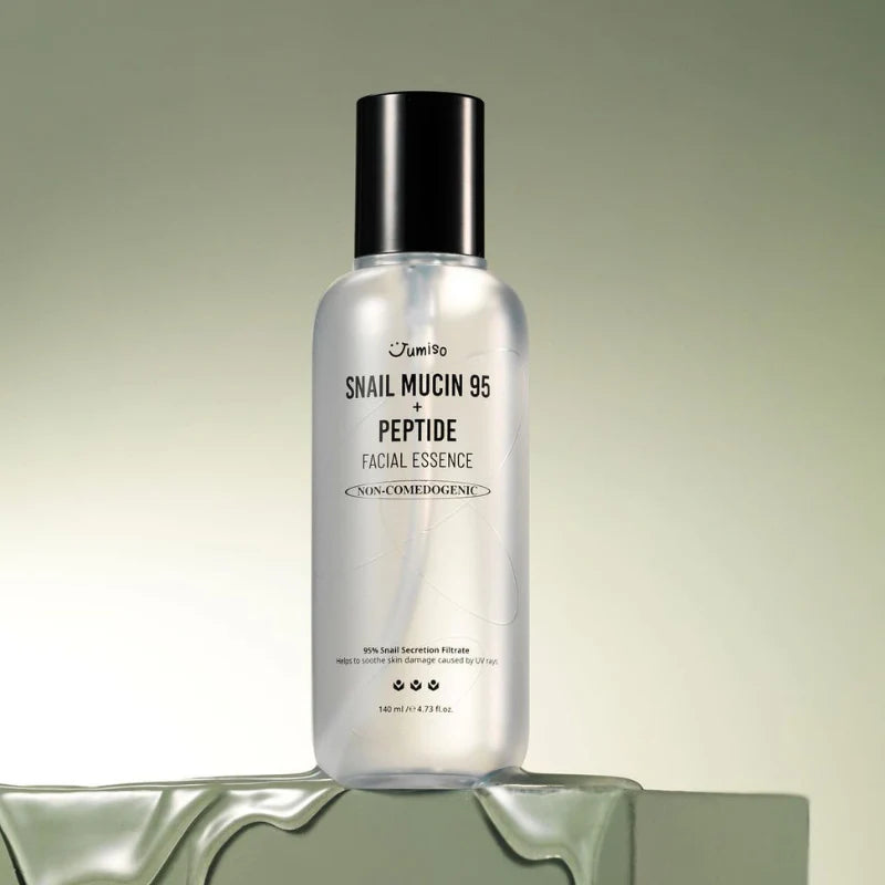 Jumiso Snail Mucin 95 + Peptide Essence på en grå / vit bakrund där produkten rinner ner på podiumen.