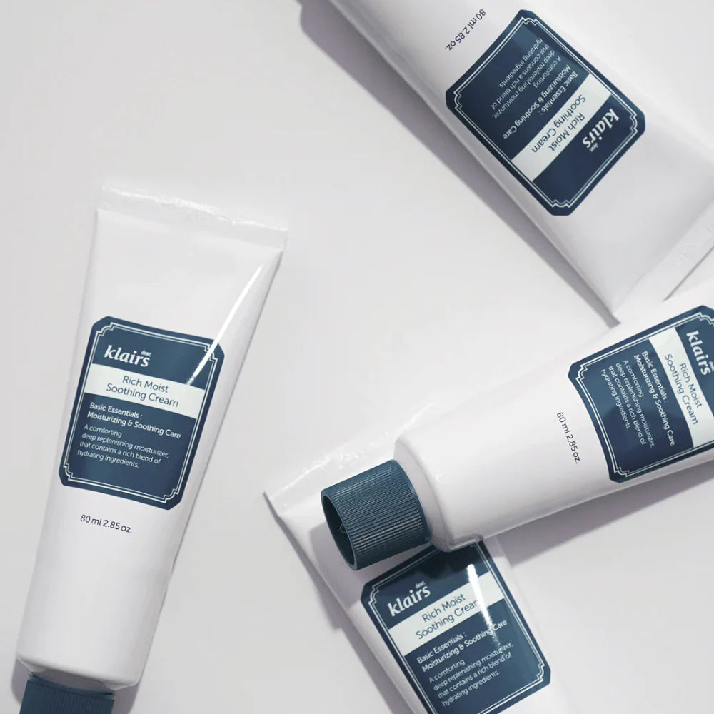 Flera Klairs Rich Moist Soothing Cream liggande på en vit bakgrund.