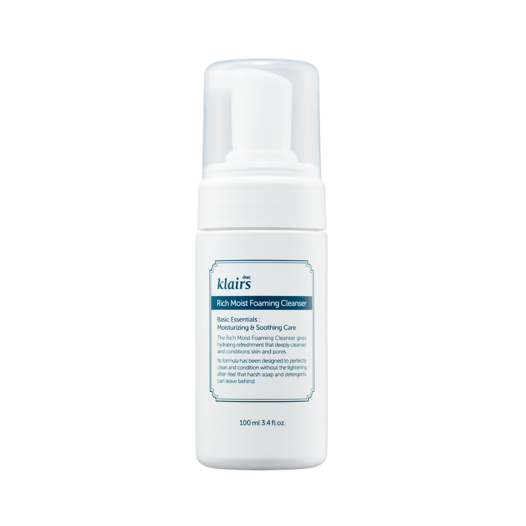 Rich Moist Foaming Cleanser på en vit bakgrund.