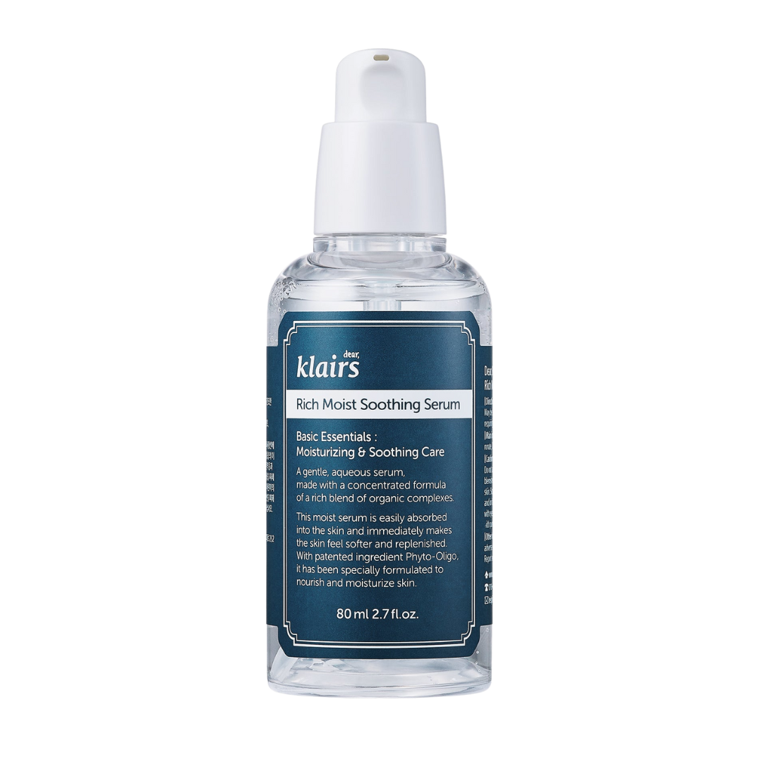 Klairs rich moist soothing serum på en vit bakgrund.