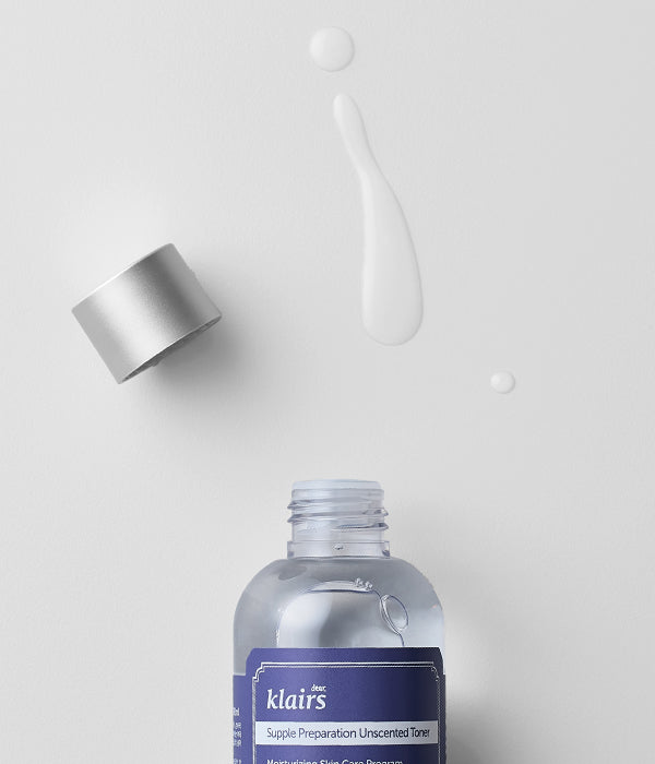 Klairs Supple Preparation Unscented Toner liggande med korken öppen på en vit bakgrund.