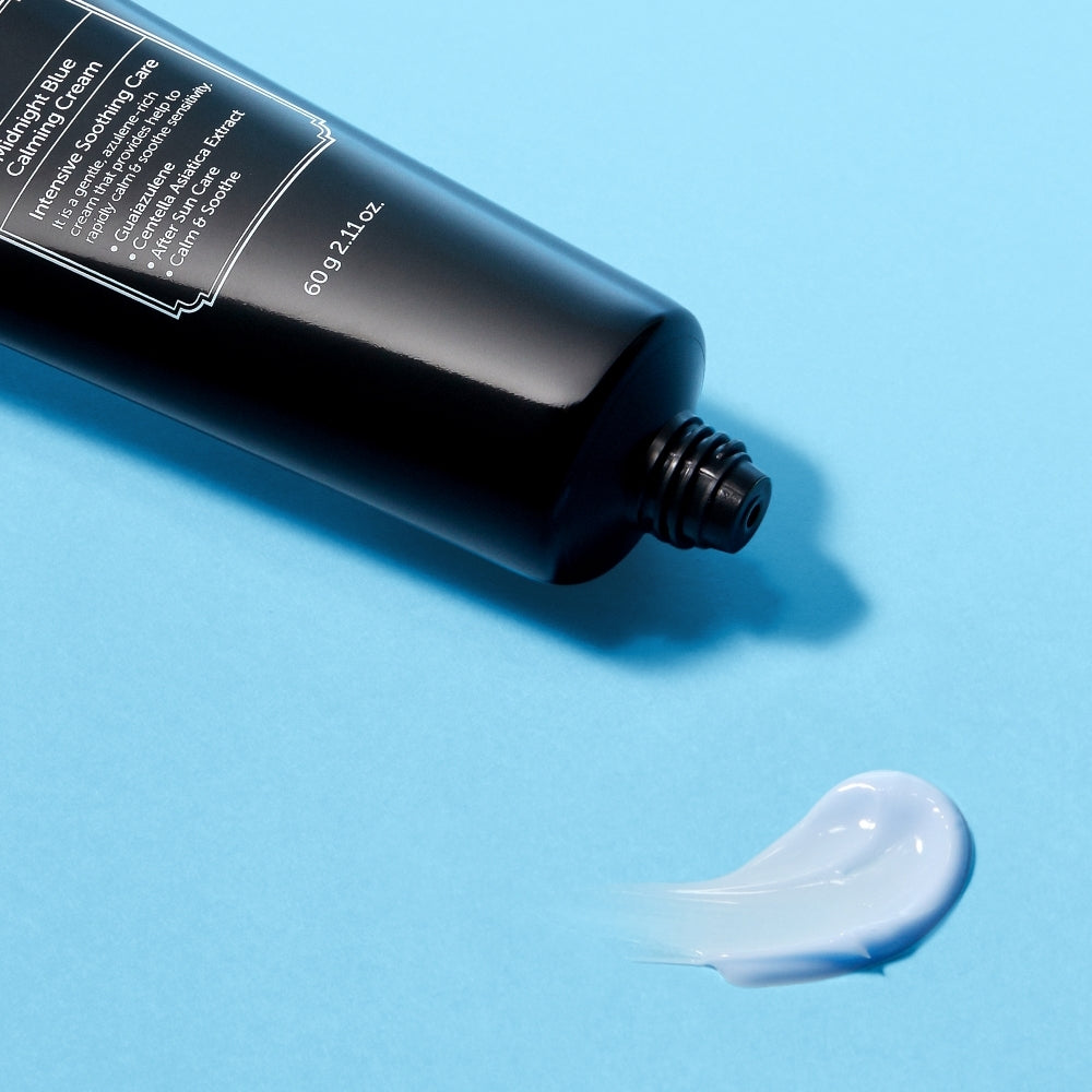 Klairs Midnight Blue Calming Cream liggandes på en blå bakgrund