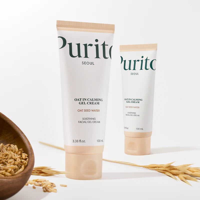 Två Purito Seoul Oat-in Calming Gel Cream-produkter på vit bakgrund, med havre i en skål och havrestrån mellan produkterna