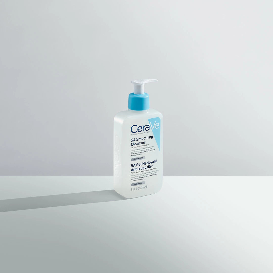 CeraVe - SA Smoothing Cleanser står på ett bord mot en grå bakgrund.