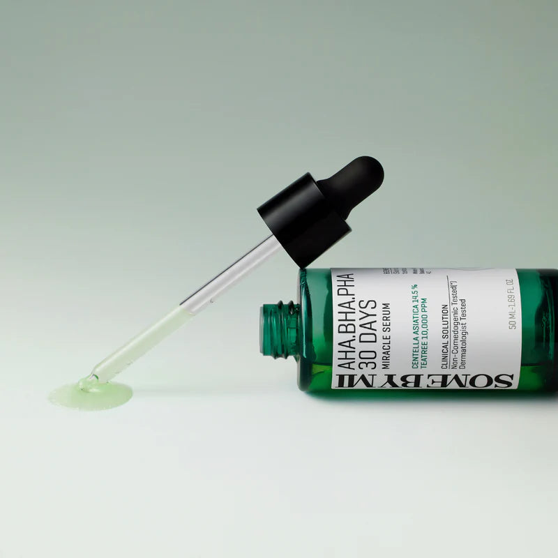 Koreansk hudvårdsprodukt på grå bakgrund som ligger liggandes med ampullen vid sidan. Some By Mi AHA-BHA-PHA 30 Days Miracle Serum för exfoliering, rengöring av porer, jämnare hudton och förbättrad hudstruktur på 30 dagar.
