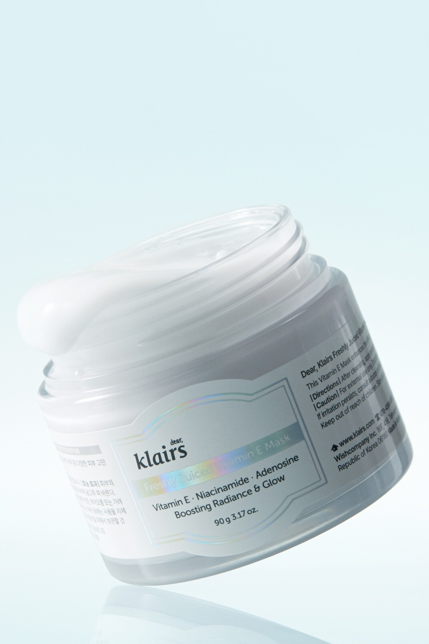Klairs Freshly Juiced Vitamin E Mask på en ljusblå bakgrund.