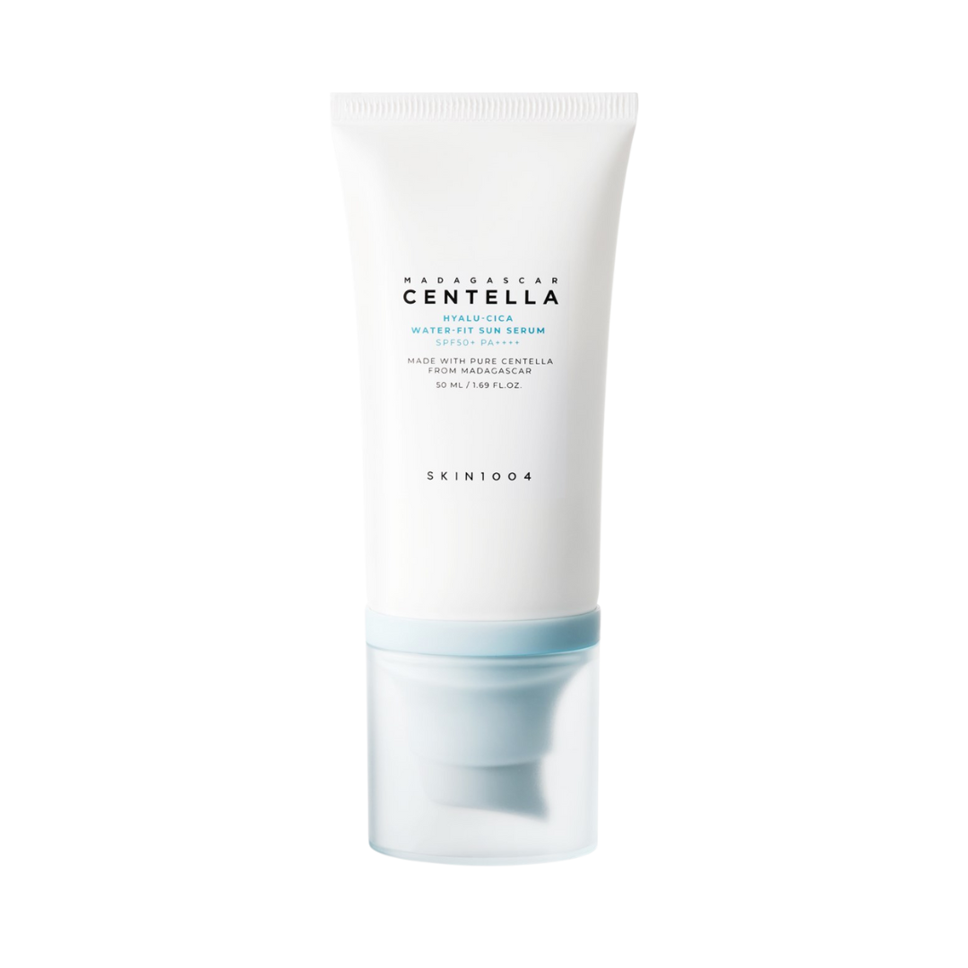 SKIN1004 - Madagascar Centella Hyalu-Cica Water-Fit Sun Serum på en vit bakgrund.