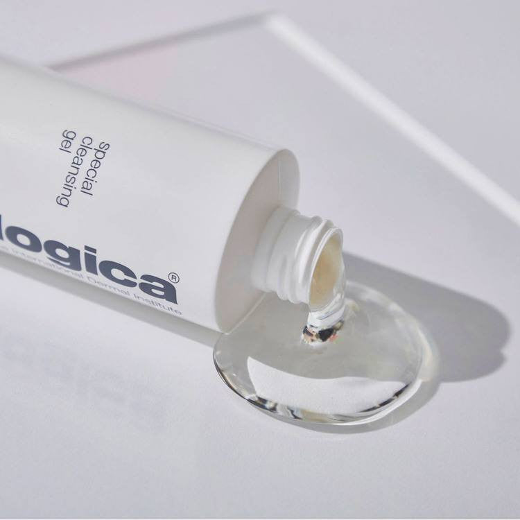 Dermalogica - Special Cleansing Gel på ett bord, där produkten rinner från tuben.